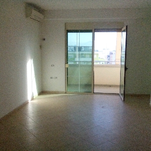 Shitet apartament prane…