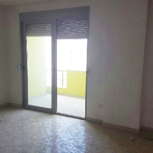 Shitet nje apartament…